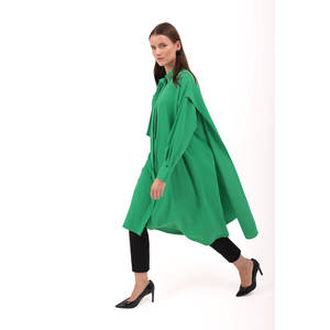 Chemisier vert pour femme avec détail cape au dos et col brodé, 100 % polyester, design à nouer pour un usage quotidien - Product Image 2