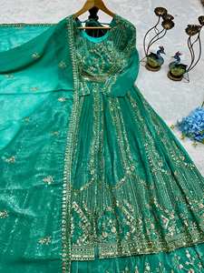 Robe de soirée en soie entièrement cousue avec de riches broderies - Product Image 3