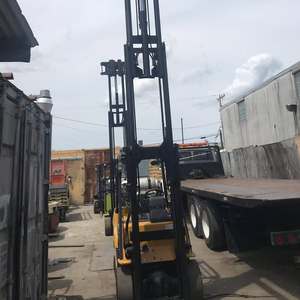 Montacargas Usado CAT a Gasolina, 4x4, de Combustión Interna, con Mástil Elevador y Neumáticos Sólidos para Construcción - Product Image 4