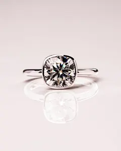 垫切摩石钻石订婚戒指VVC2-C2 14k白金结婚周年礼物戒指嵌框和隐藏光环戒指