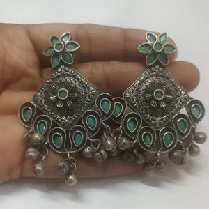 Vente en gros Ensemble de mariée indien de luxe Boucles d'oreilles en laiton tendance Perle de zircon pour le dîner de mariage Occasions festives pour les femmes - Product Image 1