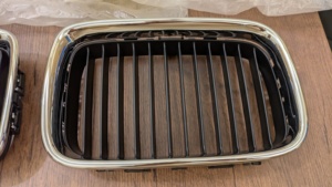 Grille de calandre pour E36 91-98 chromée/noire (BM07007GAL/GAR) - Product Image 2