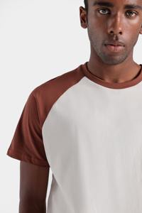 Camiseta Deportiva para Hombre, Nueva Llegada, Nuevo Estilo, Transpirable, de Punto, Secado Rápido, Informal, Cómoda, para Gimnasio y Fitness - Product Image 4