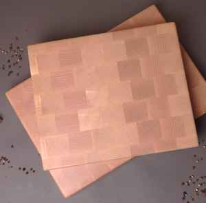 Tabla de cortar de arce de grano reversible hecha a mano con mango incorporado, un regalo reflexivo para el día de la madre - Product Image 1