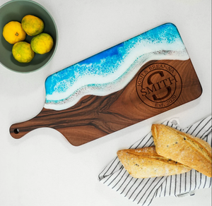 Tabla de Cortar Queso de Madera de Nogal con Mango de Bambú de Calidad y Resina Azul para Cortar, Tabla de Resina y Madera de Acacia - Product Image 1