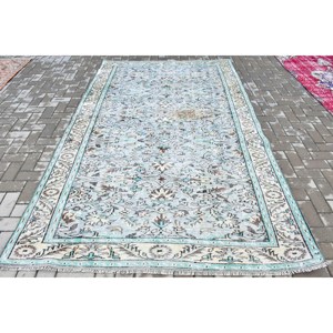 Alfombra Vintage de 5.7x9 pies, Alfombra Turca Grande, Alfombra de Lana con Diseño Floral Azul y Blanco - Product Image 1