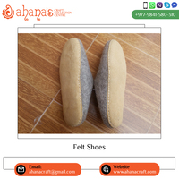 Chaussures en feutre de laine unisexes, fabriquées à la main au Népal, écologiques, antidérapantes, flexibles, design uni, mode hiver, fabrication professionnelle en usine, vente en gros.