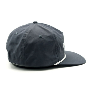 Casquette de golf unisexe OEM non structurée à 5 panneaux, visière plate, en nylon, réglable par snapback, toutes saisons, avec logo personnalisé, pour la mode, le sport et la performance - Product Image 4