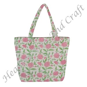 Sac matelassé léger en toile de coton à motifs floraux écologique pour la plage Sac fourre-tout matelassé à impression de blocs fait à la main avec 2 poignées - Product Image 4