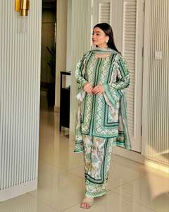 Crêpe de créateur avec impression numérique avec cordon de manche ensemble costume longue robe pakistanaise à la mode pour la fête, costume de créateur - Product Image 3