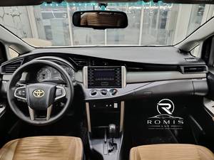 Toyota Innova Crysta Bianca 2019 Usata, SUV Automatico con Guida a Sinistra, 7 Posti, Veicolo Familiare - Product Image 2