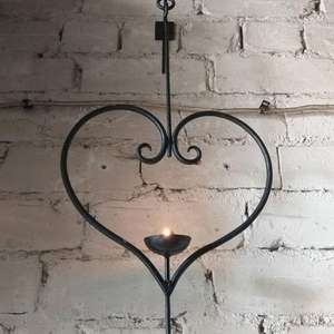 Bougeoir en métal de qualité supérieure au design antique avec bougeoir en forme de cœur fini enduit de poudre noire - Product Image 2