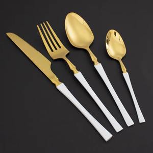 Ensemble de couverts élégant avec manche blanc et finition dorée, couverts élégants pour les repas en famille, les restaurants et les hôtels, vente en gros en provenance d'Inde - Product Image 1