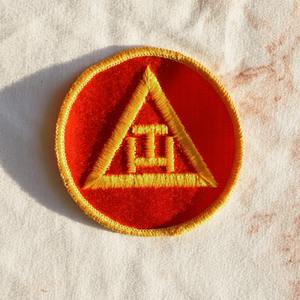 Casquette maçonnique Royal Arch Triple Tau rouge brodée à la machine - Tissu rouge - Casquette maçonnique rouge avec tresse dorée - Excellente qualité - Product Image 3