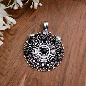 Pendentif Rond Ethnique Bohème Vintage Plaqué Or & Argent Bijoux en Gros avec Turquoise & Pierres Noires Matériau Laiton - Product Image 3