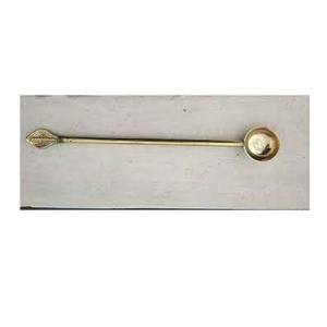 Cucharón de servir de latón pulido dorado a granel Cucharón de utensilios de cocina de mango largo con diseño en relieve de hoja de oro - Product Image 1