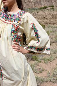 Robe longue vintage romantique en jersey brodée à la main, style Oaxacan, avec bordure délicate en crochet, en coton fin et léger, couleur blanche, ODM - Product Image 2