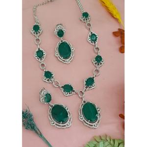 ชุดสร้อยคอเพทายสีเงินพร้อมต่างหูแฟชั่นสำหรับงานแต่งงานคอลเลกชันสวมใส่สำหรับผู้หญิง - Product Image 6