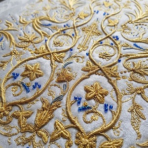 Robe liturgique personnalisée en satin blanc avec broderie dorée, vêtement religieux fait main, robe de statue d'église, vêtement mariaque liturgique - Product Image 6