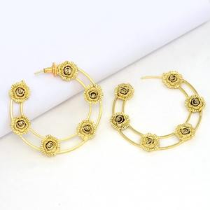 Elegance, joyería de latón chapada en oro para mujer, diseño de flor rosa, pendientes de aro para compromiso, disponibles a precio mayorista - Product Image 1