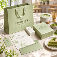 Ensemble d'emballages personnalisés AT PACK pour café matcha avec sac en papier imprimé du logo et boîte cadeau pour les boutiques de matcha, les cafés et les commerces de boissons