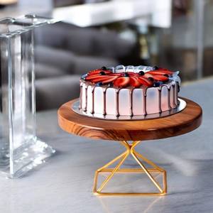 Support à gâteau en bois fabriqué à la main avec base en métal doré parfait pour l'utilisation de service de gâteau de fête d'anniversaire - Product Image 1
