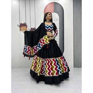 LANZAMIENTO NUEVO DISEÑADOR LEHENGA CHOLI CON DUPATTA TELA DE ALGODÓN PURO CON LONA PATTA BORDER - Product Image 1