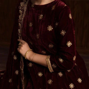 Robe en velours de valeur Robe en velours en tissu doux respirant faite à la main la plus populaire robe en velours élégante à bas quantité minimale de commande à vendre - Product Image 5