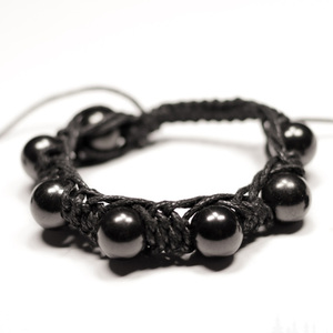 Pulsera de macramé Shambhala de Shungita con 7 cuentas redondas pulidas de 0.39 pulgadas (10 mm) y 2 cuentas redondas pulidas de 0.32 pulgadas (8 mm) - Product Image 1
