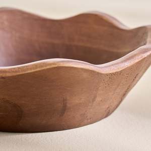 Plat en bois artisanal avec silhouette festonnée, adapté aux intérieurs scandinaves bohèmes de style campagnard, ajoutant du caractère et de l'équilibre - Product Image 6