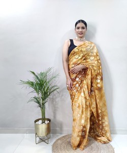 NOUVELLE ARRIVÉE GEORGETTE IMPRIMÉ PRÊT À PORTER SAREE AVEC CHEMISIER INCOSÉ VÊTEMENT FESTIF PRIX DE GROS VÊTEMENT ETHNIQUE JAUNE - Product Image 1