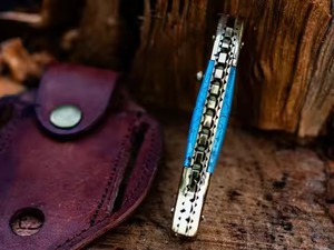 Cuchillo plegable de acero de Damasco hecho a mano único con hermoso mango de resina azul cielo, cuchillo de supervivencia, herramientas personalizables para hombres. - Product Image 3