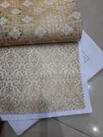 Tissus de soie brocart tissés blancs et dorés sur mesure, idéaux pour les créateurs de robes et les créateurs de mode en impression or pour la revente.