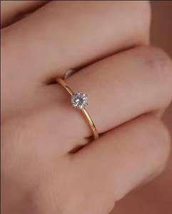 Élégante bague de collier en diamant solitaire rond en or 18 carats avec centre de 025 ct 004 ct pierres latérales design de cadeau de fiançailles élégant - Product Image 1