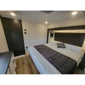 Camping-car coulissant 2025 Sabre SRF33RLP-C avec fonctionnalités étendues, construction en aluminium, couleur noire, capacité de couchage pour 8 personnes - Product Image 2