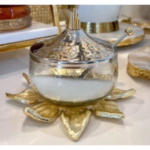 Bol de forme ronde en miroir en verre transparent avec couvercle supérieur en texture martelée polie brillante en métal argenté et base de conception de feuilles plaquées or - Product Image 1