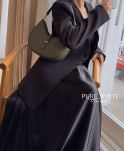 กระเป๋าหนังแท้ทำมือจากอิตาลี รูปทรงพระจันทร์เสี้ยว สะพายไหล่และสะพายข้าง พร้อมสายสะพายคู่ - Product Image 6