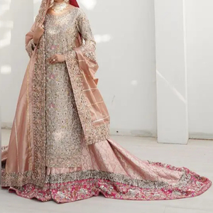 Bridal Heavy Zari Broderie Travail Long Kurta Trail Lehenga Robe 2023 Collection Embelli Cristal Perles De Verre Dabka En Soie - Product Image 1