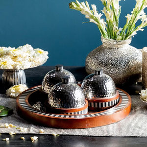 Bandeja de Servir con Incrustaciones de Madera de Acacia y Tapas de Metal Martillado en Forma de Domo |   Plato Redondo de Lujo para Comedor y Decoración de Mesa - Product Image 1