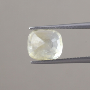 ไพลินสีเหลืองธรรมชาติ รับรองโดย IGI เกรด AAA ขนาด 9.5x8.5 มม. รูปทรงคุชชั่น น้ำหนัก 5.81 กะรัต พลอยหลวมสำหรับทำเครื่องประดับ - Product Image 3