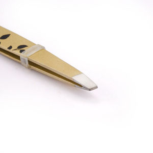 Pinzas para Cejas Profesionales de Acero Inoxidable de Alta Precisión KAAMIR INSTRUMENTS KI-ET-224, Punta Puntiaguda, Diseño Personalizado - Product Image 3