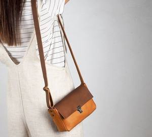 กระเป๋าคาดลำตัวหนังมีโครงสร้างสำหรับโอกาสที่กำหนดเงาหนังเรียบคลาสสิกสีดำดีไซน์ทางการที่มีความซับซ้อน - Product Image 1