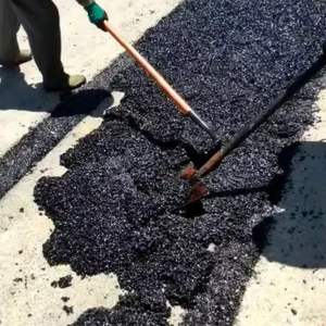 Material de asfalto de parche frío para todo clima para un rendimiento confiable en temperaturas cálidas o frías - Product Image 1