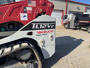 รถตักตีนตะขาบขนาดเล็ก Takeuchi TL12V2 เครื่องยนต์ดีเซล ระบบไหลเวียนสูง สำหรับงานป่าไม้ พร้อมอุปกรณ์บดไม้ - Product Image 2