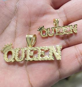 จี้มงกุฎควีนสคริปต์ทองคำ 10K สีเหลือง - ผิวสัมผัสแบบมีเท็กซ์เจอร์ - Product Image 1