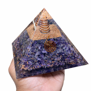Pyramide d'orgonite en améthyste naturelle polie de grande taille avec bobine de cuivre, énergie de guérison, équilibrage des chakras, méditation, décoration en cristal - Product Image 1