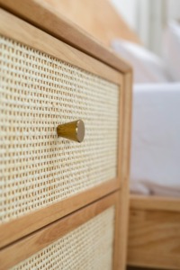 Mesita de noche minimalista moderna de ratán con 2 cajones, mesita de noche de madera de mango macizo para el hogar, dormitorio, muebles, función de almacenamiento - Product Image 4