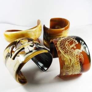 Brazalete de Cuerno de Búfalo Auténtico Hecho a Mano para Mujer, Acabado Natural Pulido, Joyería de Moda Elegante, Moderna y Ecológica - Product Image 1