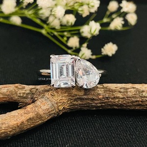 Anillos de compromiso Toi Et Moi con diamante certificado CVD IGI de Esmeralda y pera de oro macizo de 14K. Anillo de Compromiso Diamante Corte Esmeralda Pera - Product Image 1