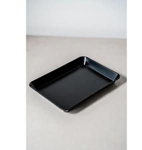 Bandeja decorativa de metal de color negro que aporta lujo contemporáneo a su experiencia de servicio. - Product Image 5